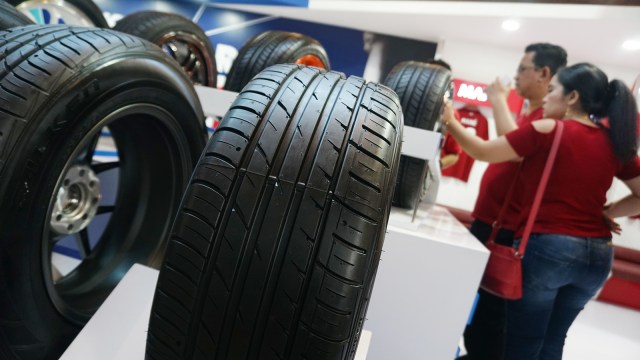Sejumlah pengunjung melihat ban kendaraan yang dipajang di booth pameran di GIIAS 2018, ICE, BSD, Tangerang, Sabtu (4/8). (Foto: Aditia Noviansyah/kumparan)