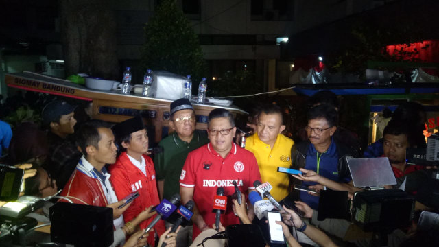 Sekjen PDIP Hasto dengan sejumlah sekjen berserta perwakilan parpol pendukung Jokowi di Gedung Juang 45, Jakarta Pusat (Foto: Adhim Mugni/kumparan)