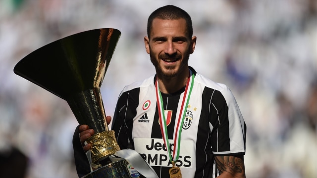 Bonucci dengann trofi Scudetto. (Foto: AFP/Filippo Monteforte)