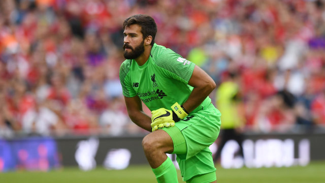 Alisson Becker melakukan pemanasan. (Foto: REUTERS/Clodagh Kilcoyne)
