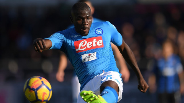 Koulibaly bertahan di Napoli. (Foto: AFP/Marco Bertorello)