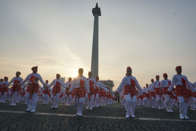 Pemecahan Rekor Dunia Menari Poco-Poco di Monas. (Foto: Jamal Ramadhan/kumparan)