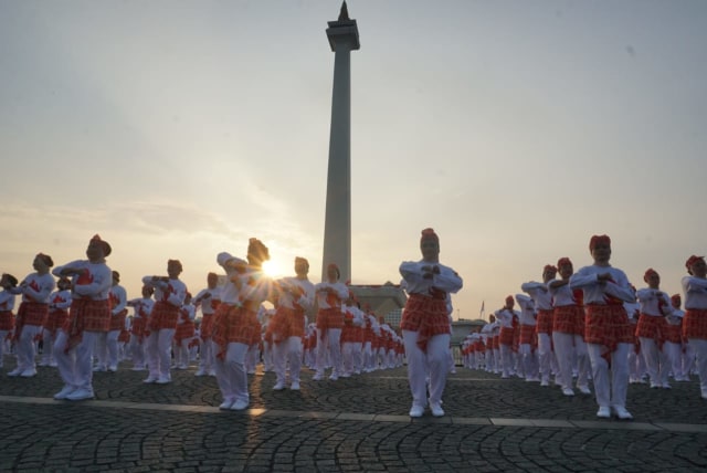 Pemecahan Rekor Dunia Menari Poco-Poco di Monas. (Foto: Jamal Ramadhan/kumparan)