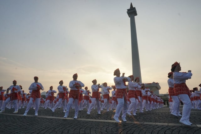 Pemecahan Rekor Dunia Menari Poco-Poco di Monas. (Foto: Jamal Ramadhan/kumparan)