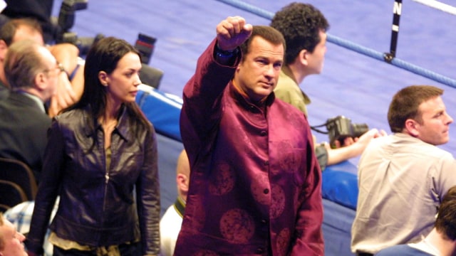 Aktor AS Steven Seagal melambai ke publik saat ia tiba di malam tinju di Paris pada 14 Mei 2001.
 (Foto: AFP/Jacques Demarthon)