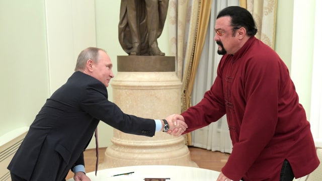Presiden Rusia Vladimir Putin (kiri) bertemu Steven Seagal di Kremlin di Moskow pada 25 November 2016. (Foto: AFP/Alexey Druzhinin/SPUTNIK )