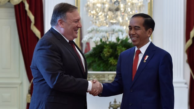 Presiden Joko Widodo (kanan) menerima Menteri Luar Negeri Amerika Serikat Mike Pompeo (kiri) dalam kunjungan kehormatan di Istana Merdeka, Jakarta, Minggu (5/8). Foto: Antara/Puspa Perwitasari