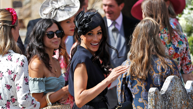 Meghan Markle saat hadiri pernikahan sahabat Pangeran Harry (Foto: REUTERS/Peter Nicholls)