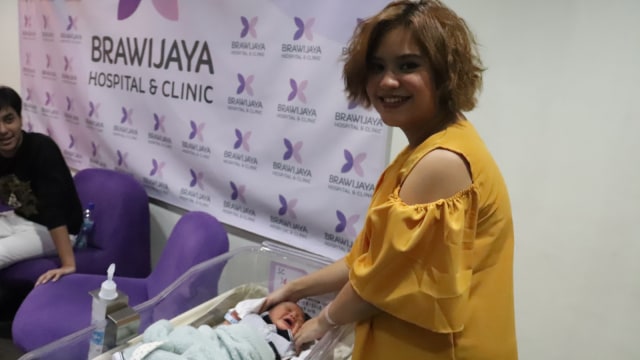 Mytha Lestari, bersama anaknya. (Foto: Munady Widjaja )