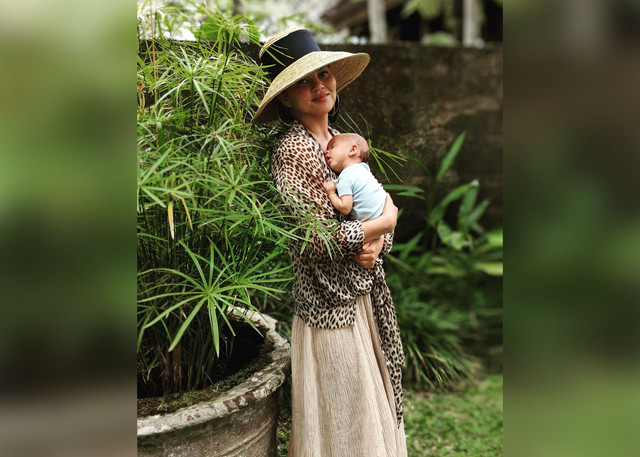 Chrissy Teigen di Jaya Fried Chicken Bali (Foto: Instagram/@chrissyteigen)
