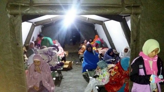 Suasana Tenda Evakuasi TNI AD di lapangan Kecamatan Sembalun, Lombok Timur (5/8). (Foto: Dok. Komandan Rescue ACT Kusmayadi)