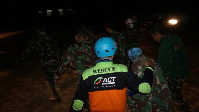 Suasana evakuasi TNI AD di lapangan Kecamatan Sembalun, Lombok Timur (5/8). (Foto: Dok. Komandan Rescue ACT Kusmayadi)