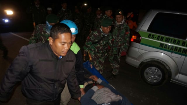 Suasana evakuasi TNI AD di lapangan Kecamatan Sembalun, Lombok Timur (5/8). (Foto: Dok. Komandan Rescue ACT Kusmayadi)