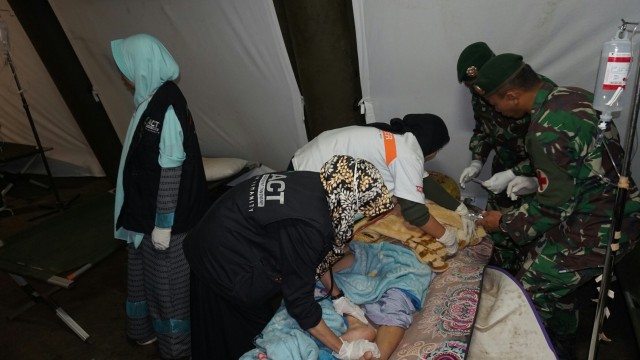 Suasana Tenda Evakuasi TNI AD di lapangan Kecamatan Sembalun, Lombok Timur (5/8). (Foto: Dok. Komandan Rescue ACT Kusmayadi)