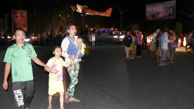 Warga panik ketika terjadi gempa berkekuatan 7 pada skala richter (SR) di perempatan Eks Bandara Selaparang, Rembiga, Mataram, NTB, Minggu (5/8). (Foto: Antara/Ahmad Subaidi)