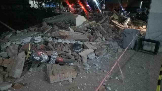Motor terdampak reruntuhan di Parkir Mall Bali Galeria Kuta Badung, Bali, Minggu (5/8) malam. (Foto:  Cisilia Agustina Siahaan/kumparan)