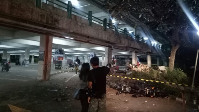 Motor terdampak reruntuhan di Parkir Mall Bali Galeria Kuta Badung, Bali, Minggu (5/8) malam. (Foto:  Cisilia Agustina Siahaan/kumparan)
