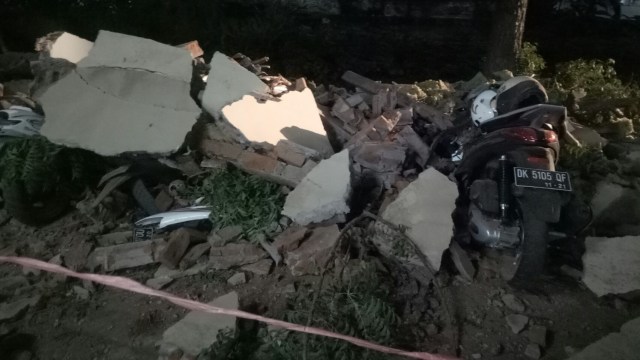 Motor terdampak reruntuhan di Parkir Mall Bali Galeria Kuta Badung, Bali, Minggu (5/8) malam. (Foto:  Cisilia Agustina Siahaan/kumparan)