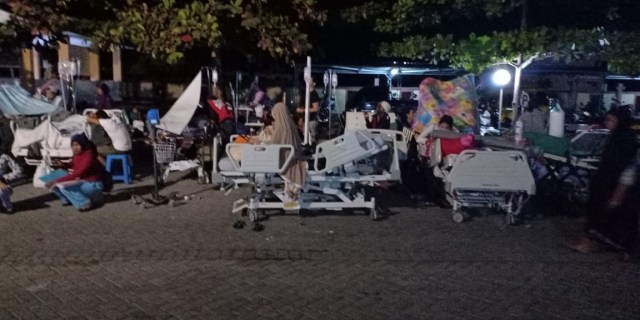 Pasien di RSUD Gerung, Lombok Barat di evakuasi keluar rumah sakit. (Foto: Dok. Basarnas Mataram)