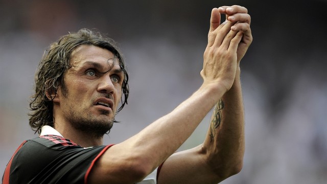 Paolo Maldini kala masih bermain untuk Milan. (Foto: AFP/Filippo Monteforte)