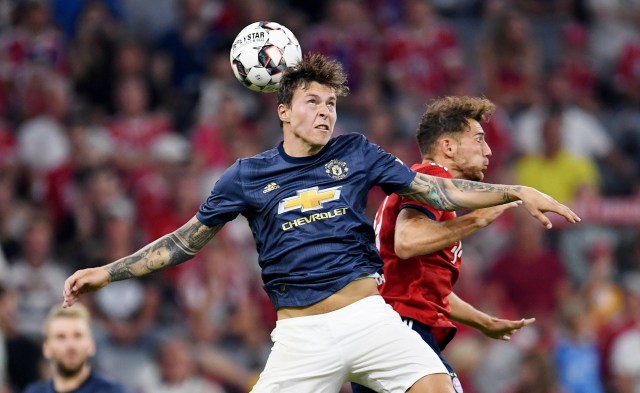Pemain Bayern dan United berebut bola. (Foto: REUTERS/Andreas Gebert)
