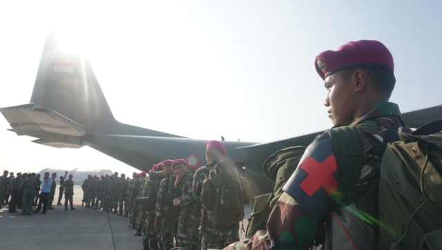 Pemberangkatan personel Satgaskes TNI ke Lombok, NTB di Lanud Halim Perdanakusuma, Jakarta, Senin (6/8). (Foto: Nugroho Sejati/kumparan)