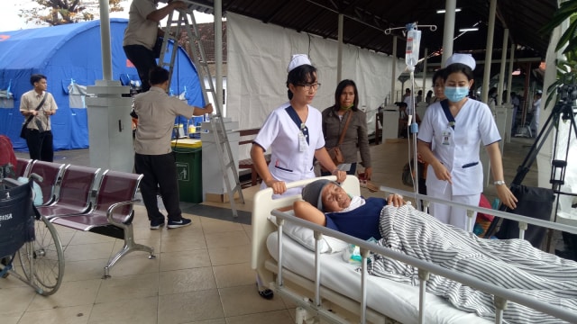 Pasien di RSUP Sanglah masih dievakuasi di tenda darurat BNPB, Senin (6/8). (Foto: Cisilia Agustina Siahaan/kumparan)