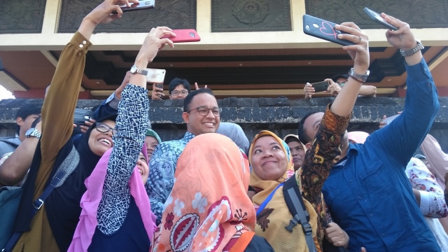 Anies Baswedan di sela-sela mengantar anak kuliah di UGM, Yogyakarta, Senin (6/8). (Foto: Arfiansyah Panji Purnandaru/kumparan)