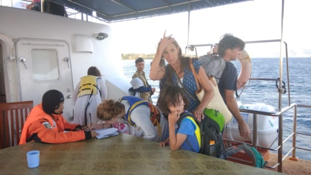 Evakuasi turis asing dan domestik dari Gili Trawangan, Gili Air dan Gili Meno di Lombok Utara, Senin (6/8). (Foto: Twitter/Kepala Pusat Data Informasi dan Humas BNPB Sutopo Purwo Nugroho )