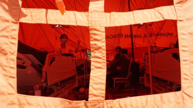 Sejumlah pasien dan korban gempa dirawat di tenda darurat di halaman RSUD Mataram, Senin (6/8). (Foto: Jamal Ramadhan/kumparan)