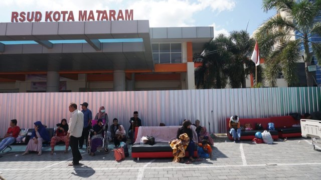 Sejumlah pasien dan korban gempa dirawat di tenda darurat di halaman RSUD Mataram, Senin (6/8). (Foto: Jamal Ramadhan/kumparan)