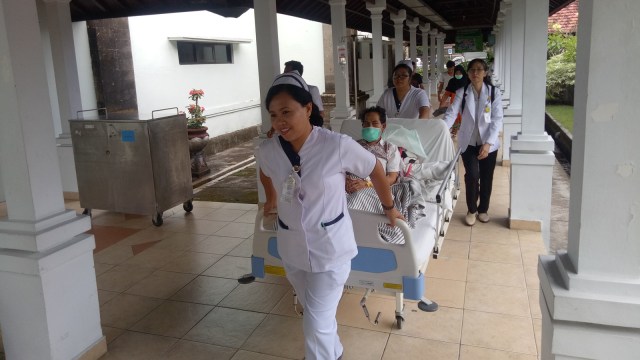 Pasien di RSUP Sanglah masih dievakuasi di tenda darurat BNPB, Senin (6/8). (Foto: Cisilia Agustina Siahaan/kumparan)