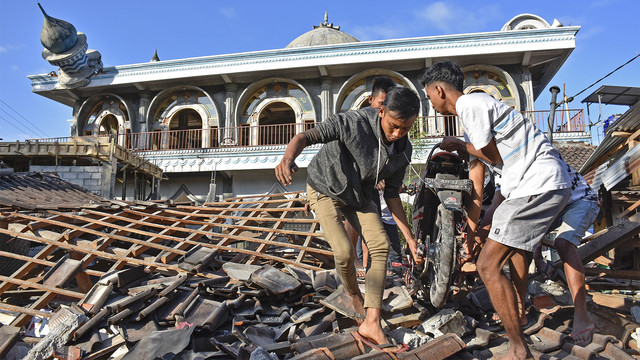 Warga mengangkat sepeda motornya dari reruntuhan rumah pascagempa di Desa Wadon, Kecamatan Gunungsari, Lombok Barat, NTB, Senin (6/8) (Foto: ANTARA FOTO/Ahmad Subaidi)