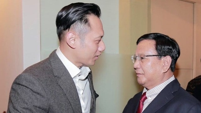 Ketua umum Partai Gerindra, Prabowo Subianto (kanan) berbincang dengan Komandan Kogasma Partai Demokrat, Agus Harimurti Yudhoyono. (Foto: Instagram @penggemarahy)