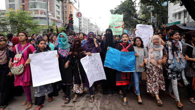 Aksi mahasiswa di Bangladesh (6/8). (Foto: REUTERS/Mohammad Ponir Hossain)