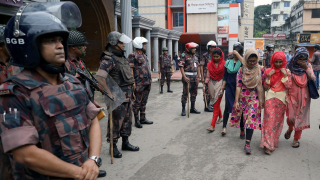 Aksi mahasiswa di Bangladesh (6/8). (Foto: REUTERS/Mohammad Ponir Hossain)