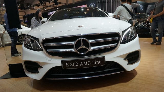 Tampak depan mobil Mercedes Benz  E 300 AMG Line di pameran otomotif GIIAS 2018, ICE BSD, Tangerang, Senin (6/8). (Foto: Iqbal Firdaus/kumparan)