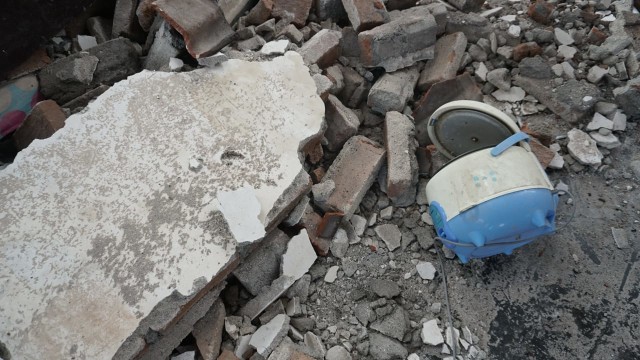 Puing reruntuhan bangunan di Dusun Wadon, Desa Kekait, Kecamatan Gunung Sari, Kab. Lombok Utara, NTB, Senin (6/8). (Foto: Jamal Ramadhan/kumparan)