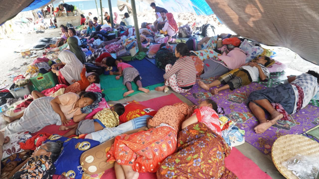 Warga terdampak gempa bumi di Dusun Wadon, Desa Kekait, Kecamatan Gunung Sari, Kab. Lombok Utara, NTB, Senin (6/8). (Foto: Jamal Ramadhan/kumparan)