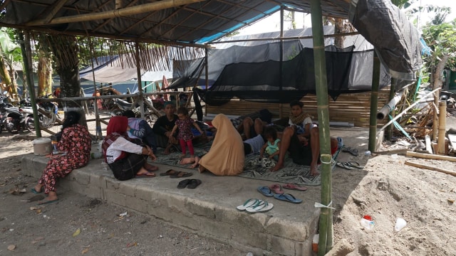 Warga terdampak gempa bumi di Dusun Wadon, Desa Kekait, Kecamatan Gunung Sari, Kab. Lombok Utara, NTB, Senin (6/8). (Foto: Jamal Ramadhan/kumparan)