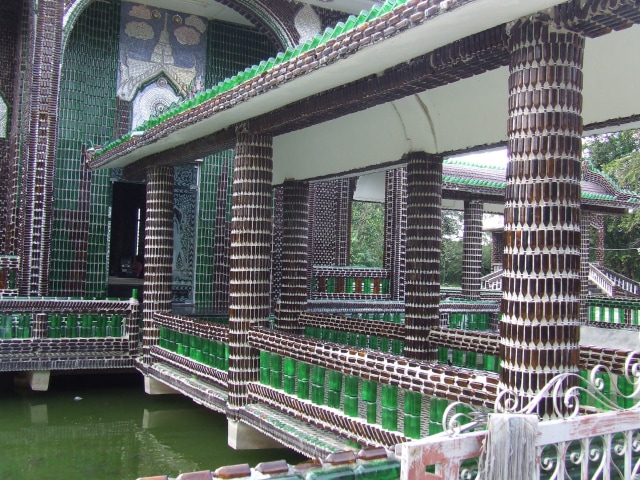 Kuil Wat Pa Maha Chedi Kaew Terbuat dari Botol Bekas. (Foto: Flickr / ceejay19N)