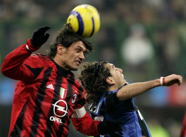 Maldini berduel dengan Vieri. (Foto: FILIPPO MONTEFORTE / AFP)