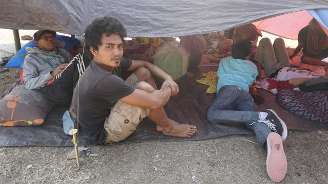 Suasana korban terdampak gempa di tempat pengungsian korban gempa Desa Menggala, Kec. Pemenang, Kab. Lombok Utara, NTB, Senin (6/8). (Foto: Jamal Ramadhan/kumparan)