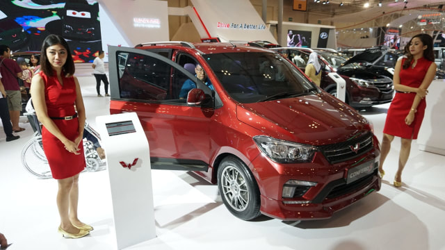 Beberapa sales promotion girl (SPG) Wuling Confero S di pameran otomotif GIIAS 2018, ICE BSD, Tangerang. Foto: Iqbal Firdaus/kumparan
