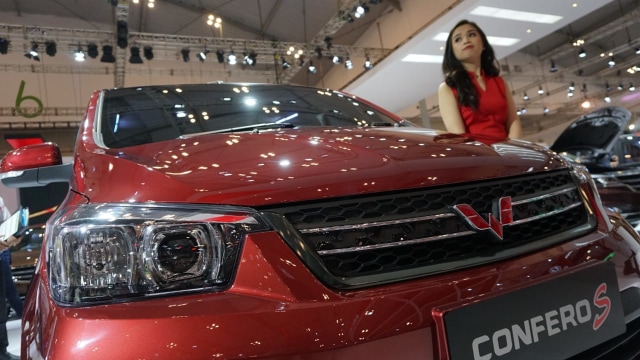 Seorang sales promotion girl (SPG) Wuling Confero S di pameran otomotif GIIAS 2018, ICE BSD, Tangerang. (Foto: Iqbal Firdaus/kumparan)