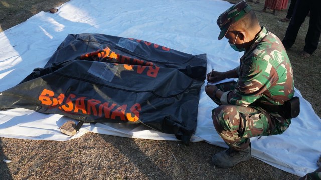 TNI mencatat jenazah korban gempa di Desa Lading-lading, Tanjung, Lombok Utara, NTB, Senin (6/8). (Foto: Jamal Ramadhan/kumparan)