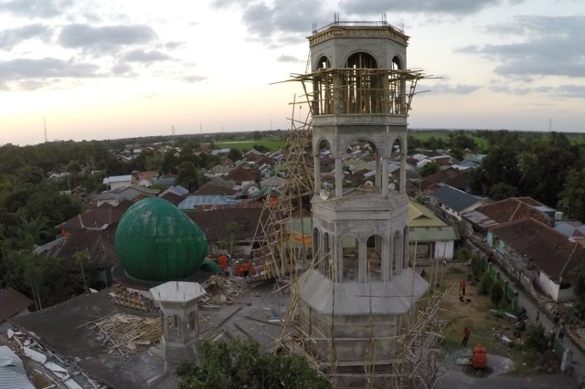 Masjid yang roboh di Dusun Lading-lading, Desa Tanjung, Kecamatan Tanjung, Kabupaten Lombok Utara, Nusa Tenggara Barat, Senin (6/8). (Foto: Jamal Ramadhan/kumparan)