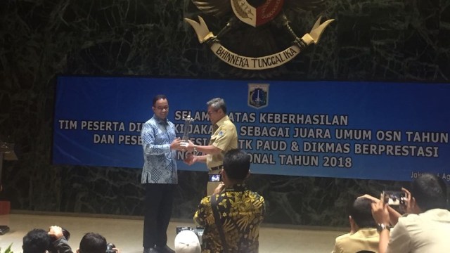 Anies Terima Kedatangan 17 Siswa Berprestasi di OSN, Senin (6/8). (Foto: Paulina Herasmaranindar/kumparan)