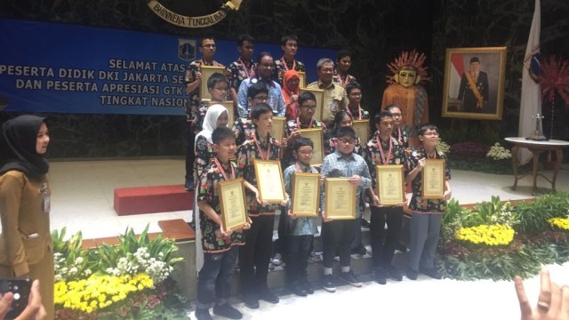 Anies Terima Kedatangan 17 Siswa Berprestasi di OSN, Senin (6/8). (Foto: Paulina Herasmaranindar/kumparan)