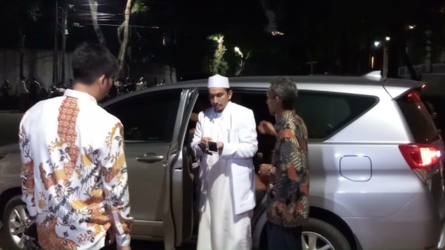 Ketum FPI Sobri Lubis sambangi rumah Ketum Gerindra Prabowo Subianto, Senin (6/8). (Foto: Ricad Saka/kumparan)